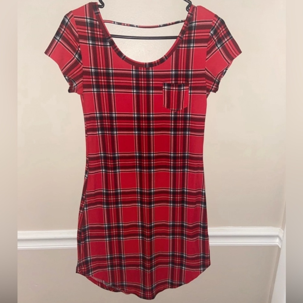 Has been worn, but in good condition. Size: S (3-4). Short dress.